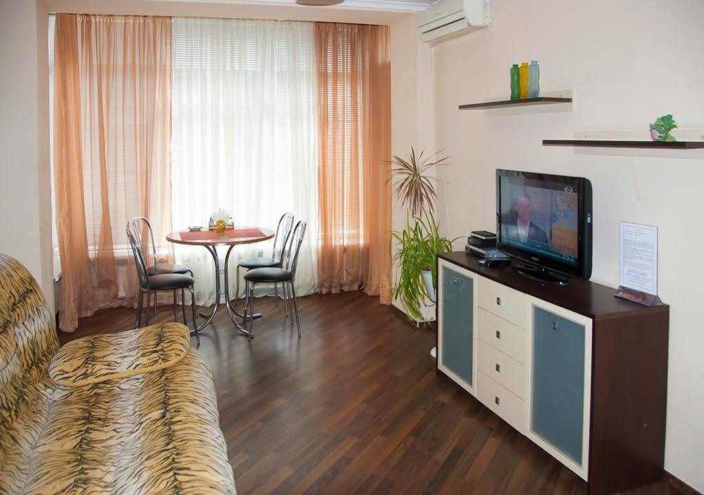 Home Hotel Apartments on Zoloti Vorota Kiev Esterno foto